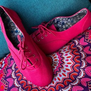 Super cute ! Hot pink cloth Oxford Women’s size 9. Can be casual or dressed up!